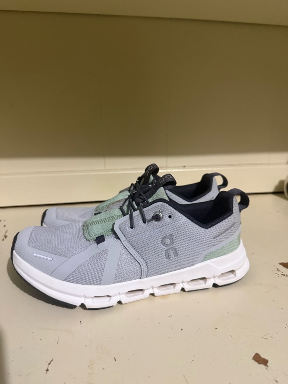 On Clouds Sneakers in Light Gray size 5y women’s 6.5 great condition